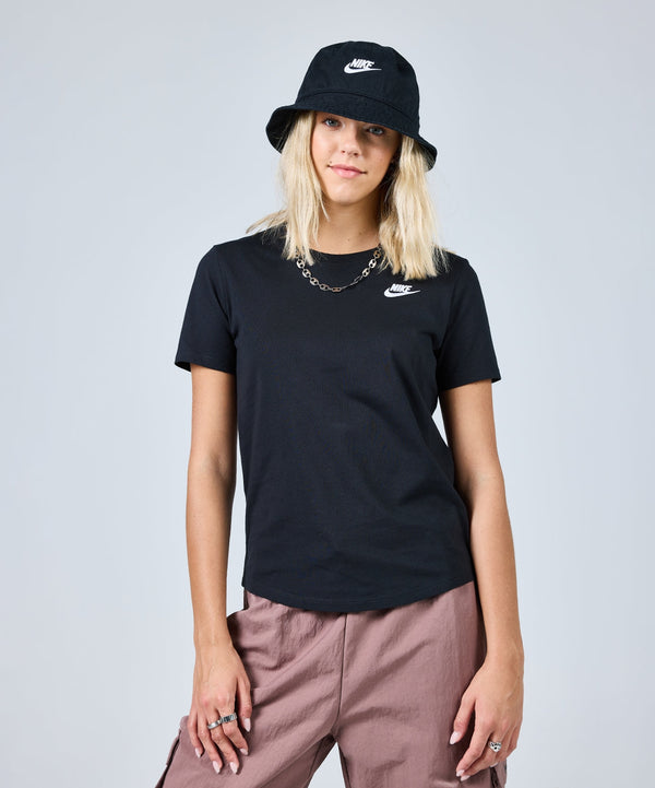 Nike Sportswear Club Essentials T-Shirt