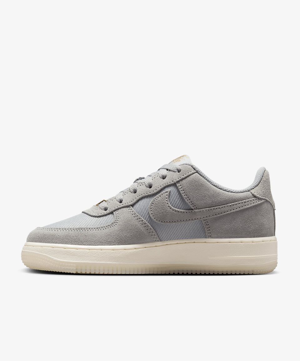 Nike Air Force 1 LV8 (Gs) - Görsel 3
