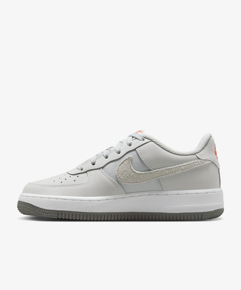 Nike Air Force 1 LV8 (Gs) - Görsel 3